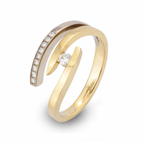  Smeedring met opstaand deel met diamant