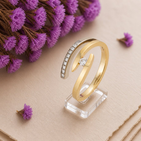 Smeedring met opstaand deel met diamant