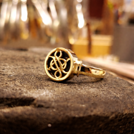 Jubileumring geelgoud met Onyx