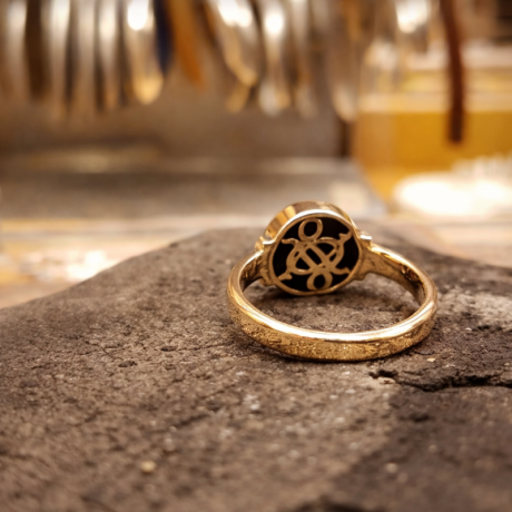Jubileumring geelgoud met Onyx