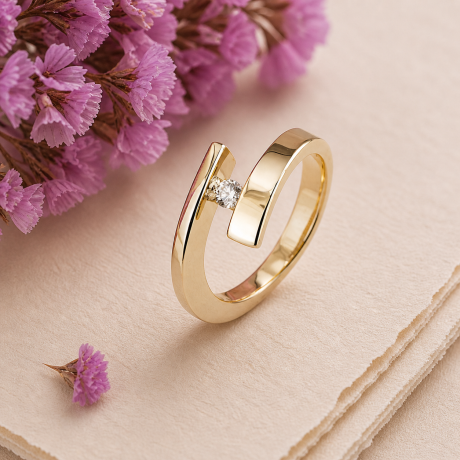 Smeedring met diamant in klemzetting