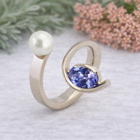 Ring krul open met parel en tanzaniet
