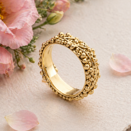 Bolletjes ring met lijnen.