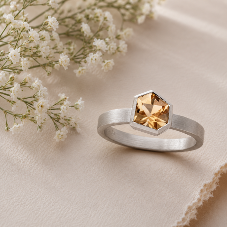 Zilveren ring met hoekige zetting