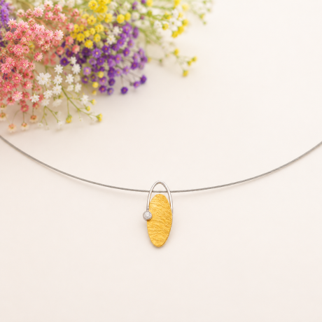 Zilver met gouden hanger met diamant