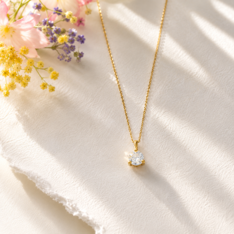 Solitaire hanger aan geelgouden collier