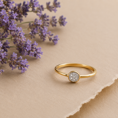 Geelgouden ring met diamant pavé gezet rondje er tussen