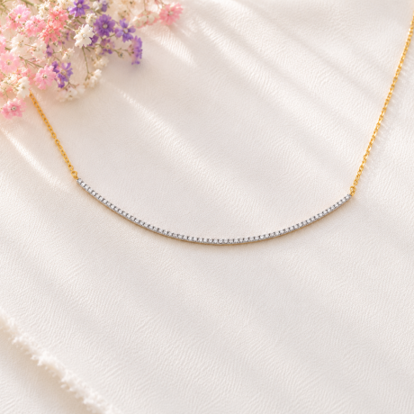 Geelgouden collier met witgouden boogje met diamant