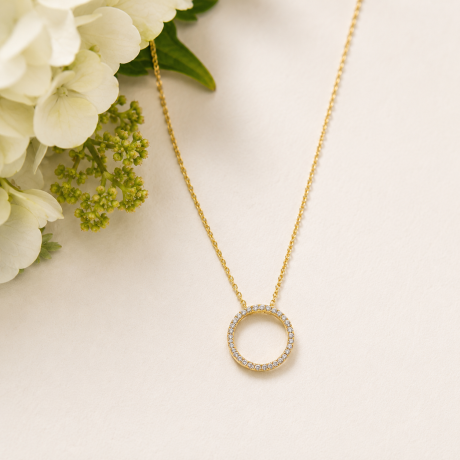 Geelgouden collier met cirkel met diamant