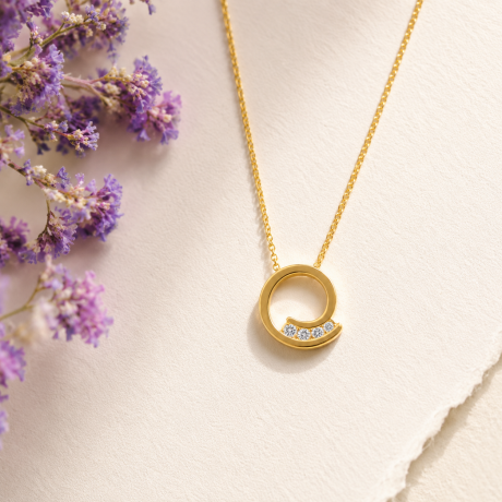 Geelgouden collier met gedraaide hanger met diamant
