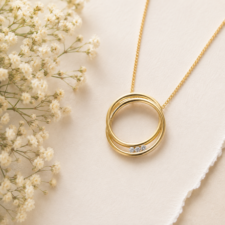 Geelgouden hanger 2 ringen in elkaar met diamant