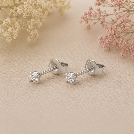 Witgouden solitaire oorstekers met diamant
