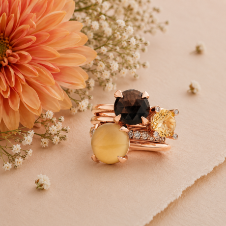Bron ring Catch met bruine saffier