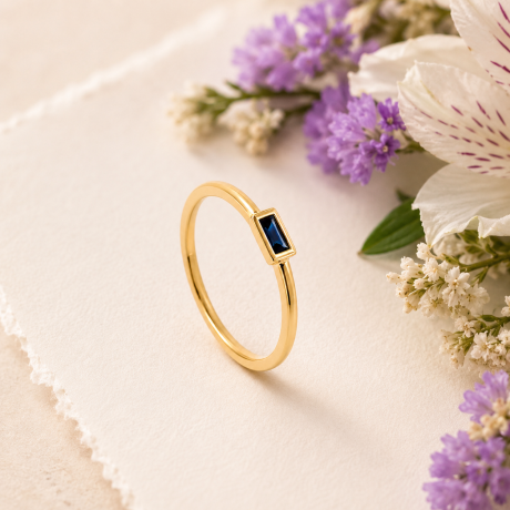 Geelgouden ring met baquette geslepen saffier