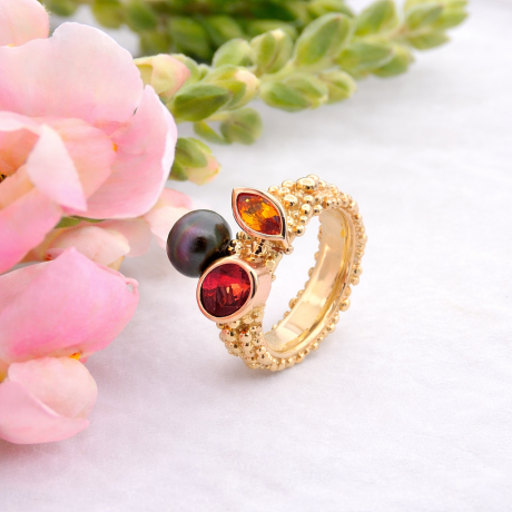 Grillige bolletjes ring met edelstenen en parel.