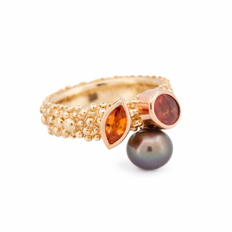 Grillige bolletjes ring met edelstenen en parel.