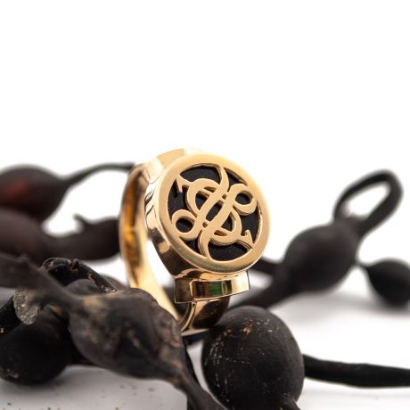 Jubileumring groot geelgoud met onyx