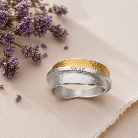 Ring met tweedeling en diamant