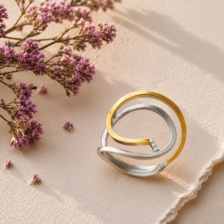 Zilveren ring met gouden cirkels en diamant