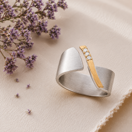Zilveren ring met gouden slinger en diamant