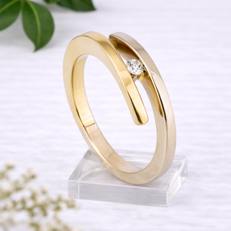 Smeedring smal met diamant