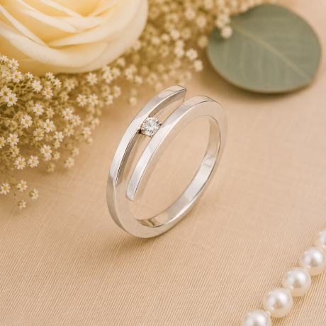 Smeedring smal met diamant