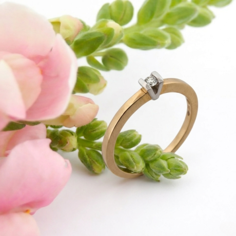 Solitair ring met V zetting