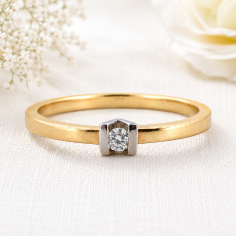 Solitair ring met V zetting