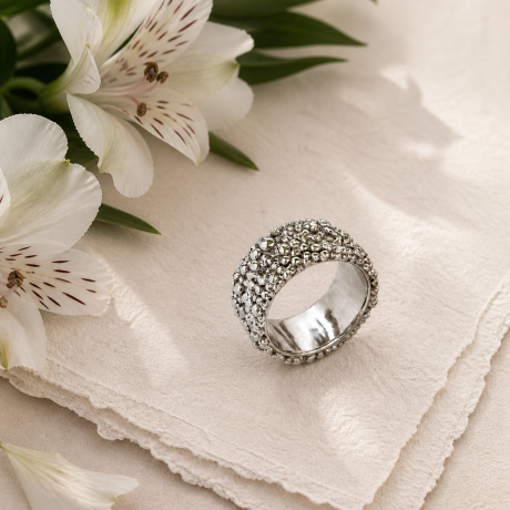 Bolletjes ring breed zilver / witgoud of platina