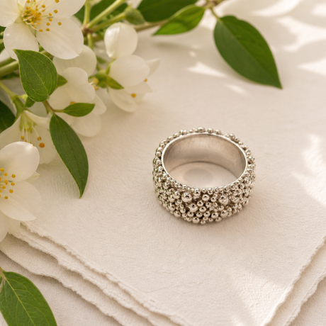 Bolletjes ring breed zilver / witgoud of platina