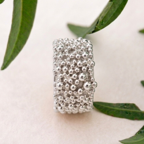 Bolletjes ring breed zilver / witgoud of platina