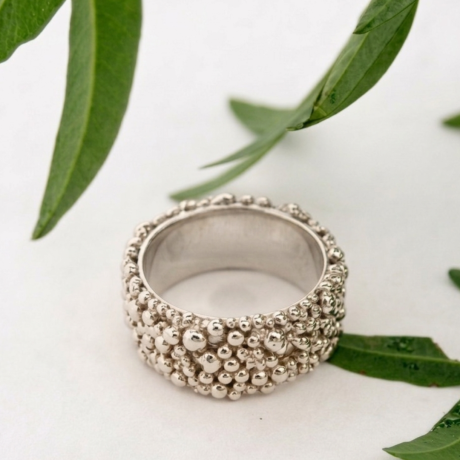 Bolletjes ring breed zilver / witgoud of platina
