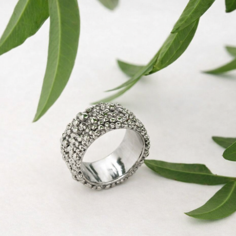 Bolletjes ring breed zilver / witgoud of platina
