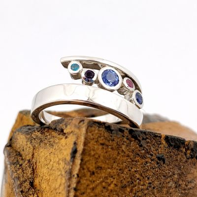 combinatie van smeedring met rondjes ring met diverse kleurstenen