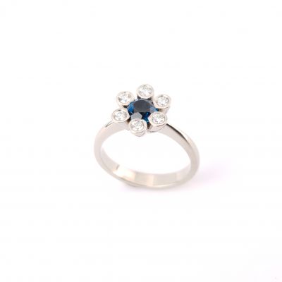 witgouden ring met diamant in bloemvorm