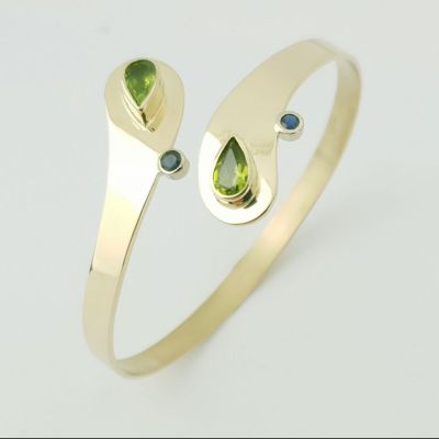 Gouden smeedarmband met peridot en saffier