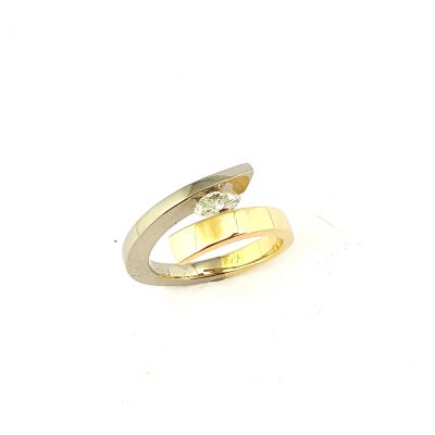 Bicolor smeedring met eigen diamant navet geslepen