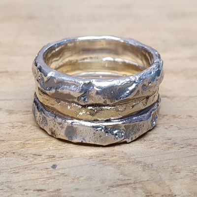 drie vuuringen zilver en goud samen gevoegd tot een ring.