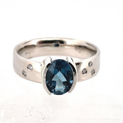 Witgouden ring met diamant en london blue topaas