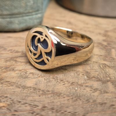 Zegelring met initialen en blauwe lagensteen