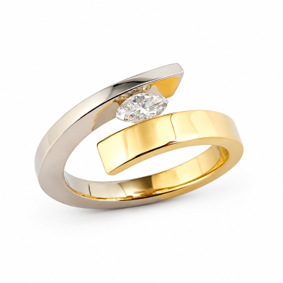 Bicolor smeedring met eigen diamant navet geslepen Zuurdeeg en Ockels