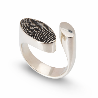Fantasie zegelring zilver met vinger afdruk Zuurdeeg en Ockels