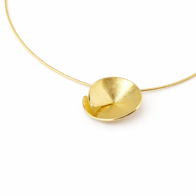 Gouden gevouwen hanger gemaakt van eigen goud Zuurdeeg en Ockels