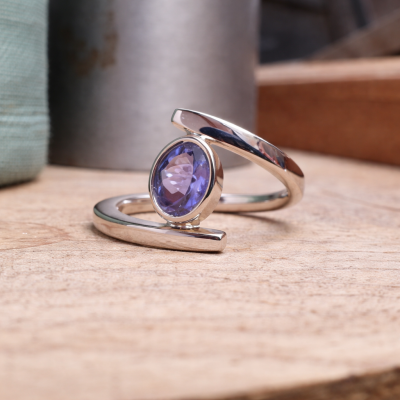Witgouden ring met tanzaniet Zuurdeeg en Ockels