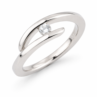 Witgouden smeedring gebogen met diamant in klemzetting Zuurdeeg en Ockels.
