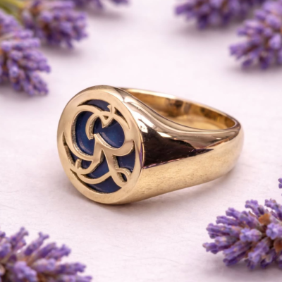 Zegelring met initialen en blauwe lagensteen Zuurdeeg en Ockels