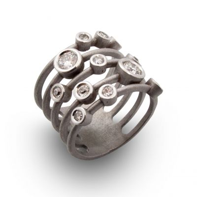 Brede witgouden ring met diverse diamanten van de klant