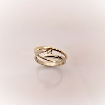 Witgouden smeedring met diamant en geelgouden draad