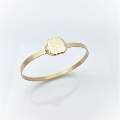 Geelgouden smeedarmband met zegel van bestaande ring er op