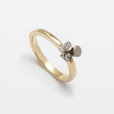 Kelkjes ring met diamanten